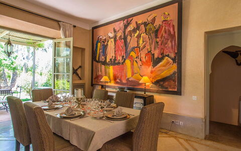 Villa Hasna: Meubles, Design Intérieur, Mur, Chaise, Table, Plafond, Table Cuisine Et Salle A Manger, Salle À Manger, Éclairage, Pièce