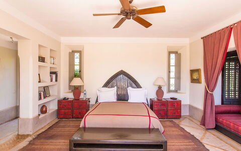 Villa Hasna: Meubles, Design Intérieur, Sol, Sol, Mur, Chambre, Lit, Bois, Plafond, Pièce