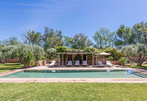 Villa Hasna: Arbre, Piscine, Recours, Ombre, Jardin, Biens, Aménagement Paysager, Hacienda, Arrière-Cour, Mobilier De Jardin