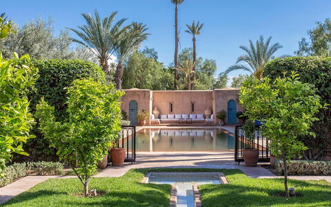 Villa Exotic: Piscine, Recours, Jardin, Hacienda, Caractéristique De L'Eau, Mobilier De Jardin, Biens, Aménagement Paysager, Ombre, Cour