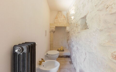 Villa Olivella: Mur, Luminaire Plomberie, Salle De Bains, Toilette, Plomberie, Siège De Toilette, Mur De Pierre, Tuile, Céramique, Robinet