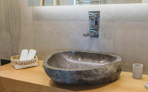 Villa Sonia: Évier, Luminaire Plomberie, Lavabo, Sol, Robinet, Salle De Bains, Design Intérieur, Plomberie, Comptoir, Céramique