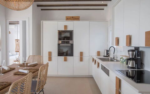Villa Sonia: Cuisine, Meubles, Design Intérieur, Bois, Sol, Comptoir, Cabinetry, Appareil De Cuisine, Plafond, Luminaire