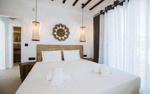 Villa Sonia: Bois, Design Intérieur, Sol, Chambre, Plafond, Lit, Meubles, Appartement, Pièce, Literie