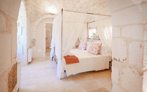 Trulli Heaven: Mur, Meubles, Sol, Chambre, Plafond, Lit, Mur De Pierre, Linge, Literie, Drap De Lit