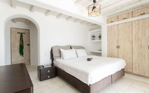 Villa Apollonia: Meubles, Lit, Chambre, Mur, Design Intérieur, Sol, Sol, Literie, Drap De Lit, Linge
