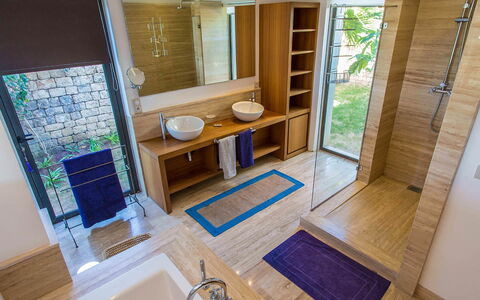 Villa Amador: Sol, Design Intérieur, Luminaire Plomberie, Sol, Bois, Salle De Bains, Lavabo, Évier, Robinet, Plomberie