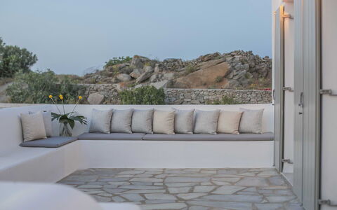 Villa Ermione: Béton, Ombre, Mobilier De Jardin, Matériau Naturel, Conception, Balcon, Table Basse, Villa, Daylighting