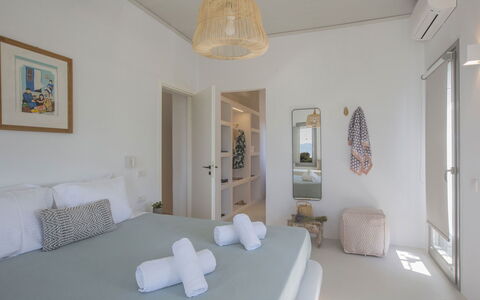 Villa Ermione: Meubles, Design Intérieur, Mur, Lit, Chambre, Sol, Bois, Plafond, Sol, Pièce