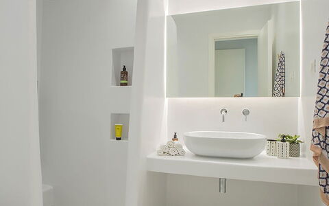 Villa Ermione: Design Intérieur, Mur, Sol, Plafond, Sol, Salle De Bains, Luminaire Plomberie, Luminaire, Baignoire, Éclairage