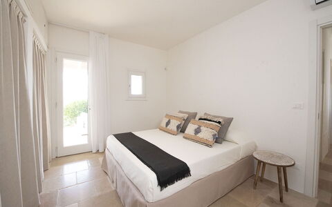 Villa Il Guaceto: Mur, Lit, Meubles, Chambre, Design Intérieur, Sol, Sol, Domicile, Plafond, Literie