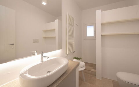 Villa Il Guaceto: Sol, Mur, Sol, Luminaire Plomberie, Design Intérieur, Salle De Bains, Plafond, Lavabo, Évier, Pièce