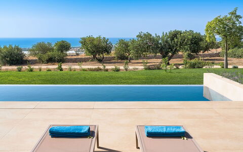 Villa Miriam: Bleu, Piscine, Composite, Mobilier De Jardin, Ombre, Recours, Balancelle, Aménagement Paysager, Eco Hôtel, Chaise Longue