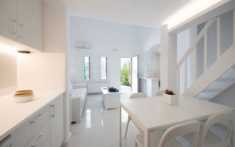 The Rose Flat: Design Intérieur, Sol, Meubles, Plafond, Sol, Domicile, Appartement, Chaise, Pièce, Cuisine