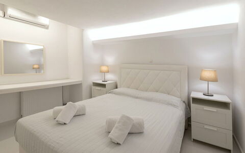 The Rose Flat: Chambre, Lit, Design Intérieur, Literie, Drap De Lit, Plafond, Meubles, Sol, Cadre De Lit, Éclairage
