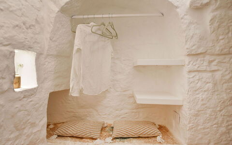 Trulli Fontana: Mur, Plafond, Pièce, Linge, Chambre, Matériau Naturel, Literie, Plâtre, Drap De Lit, Luminaire