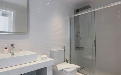 Apartment Rose 1: Salle De Bains, Luminaire Plomberie, Sol, Sol, Design Intérieur, Évier, Plafond, Lavabo, Robinet, Plomberie