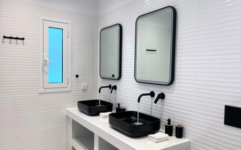 The Rose Suite with Jacuzzi: Lavabo, Mur, Design Intérieur, Luminaire Plomberie, Évier, Robinet, Salle De Bains, Plomberie, Éclairage, Luminaire