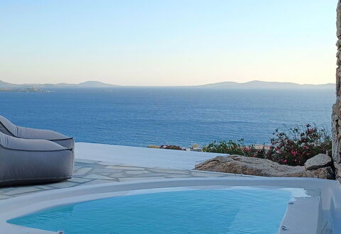 The Rose Suite with Jacuzzi: Bleu, L'Eau, Piscine, Mobilier De Jardin, Mer, Cotiers Et Relief Océaniques, Côte, Océan, Parapluie, Recours