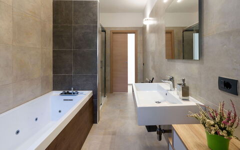 Villa Lily: Salle De Bains, Sol, Luminaire Plomberie, Mur, Design Intérieur, Sol, Évier, Robinet, Lavabo, Baignoire