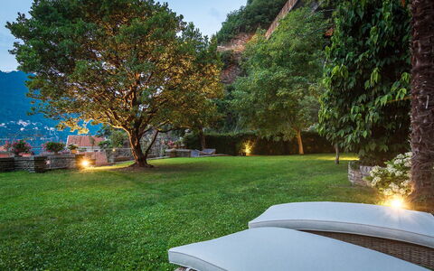 Letizia: Paysage, Jardin, Chaîne De Montagnes, Mobilier De Jardin, Station De Montagne, Lumière Du Soleil, Pelouse, Aménagement Paysager, Ombre, Eco Hôtel