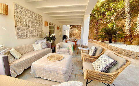 Villa Joel: Meubles, Mur, Chaise, Design Intérieur, Canapé, Domicile, Mobilier De Jardin, Appartement, Salon