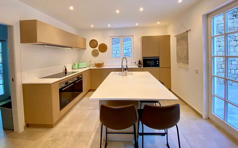 Villa Joel: Meubles, Design Intérieur, Comptoir, Cuisine, Sol, Cabinetry, Sol, Appareil De Cuisine, Bois, Plafond