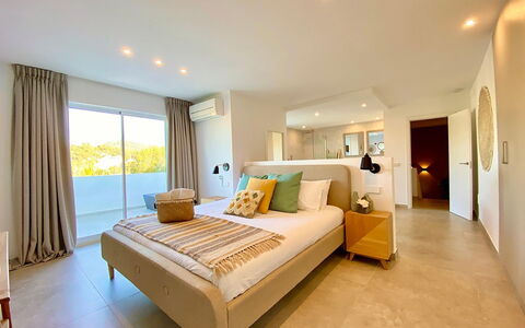 Villa Joel: Lit, Chambre, Literie, Meubles, Drap De Lit, Sol, Design Intérieur, Sol, Linge, Cadre De Lit