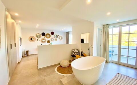 Villa Joel: Design Intérieur, Sol, Sol, Meubles, Luminaire Plomberie, Baignoire, Plafond, Éclairage, Domicile, Salle De Bains