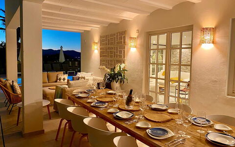 Villa Joel: Meubles, Design Intérieur, Chaise, Table, Plafond, Table Cuisine Et Salle A Manger, Sol, Salle À Manger, Luminaire, Éclairage