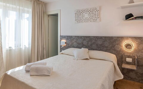 Villa Pietraluna: Design Intérieur, Chambre, Lit, Sol, Sol, Drap De Lit, Meubles, Literie, Bois, Plafond