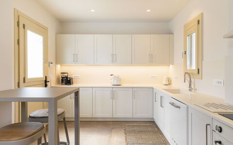 Villa Wolf: Cuisine, Meubles, Comptoir, Design Intérieur, Cabinetry, Appareil De Cuisine, Sol, Bois, Sol, Principaux Appliance