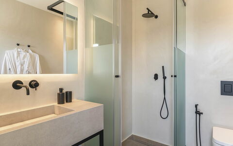 Villa Wolf: Salle De Bains, Luminaire Plomberie, Sol, Design Intérieur, Sol, Lavabo, Robinet, Plomberie, Éclairage, Plafond