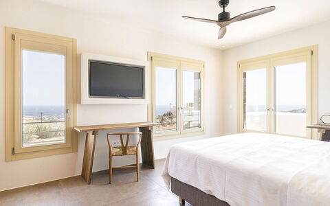 Villa Wolf: Bois, Appartement, Balcon, Tache De Bois, Dur, Chaise, Hôtel, Chambre, Daylighting, Lit