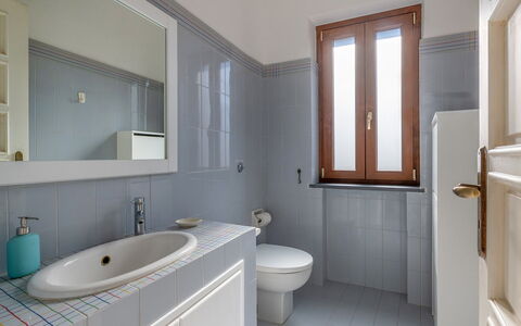 Villa Ava: Salle De Bains, Lavabo, Luminaire Plomberie, Évier, Sol, Sol, Design Intérieur, Robinet, Plomberie, Toilette