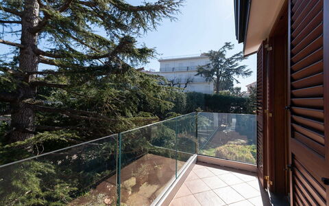 Villa Ava: Appartement, Balcon, Balustrade, Condominium, Clôture, Daylighting