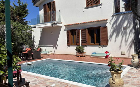 Villa Ava: Piscine, Composite, Recours, Pot De Fleur, Plante D'Appartement, Ombre, Eco Hôtel, Balcon, Mobilier De Jardin, Tuile