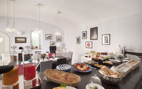 Villa Chiara: Design Intérieur, Meubles, Éclairage, Pièce, Plafond, Appartement, Cadre, Plante D'Appartement, Luminaire, Hôtel