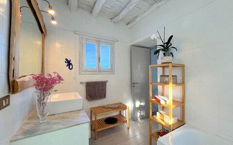 Sa Galera Villa: Mur, Luminaire Plomberie, Sol, Design Intérieur, Sol, Salle De Bains, Lavabo, Robinet, Plafond, Évier