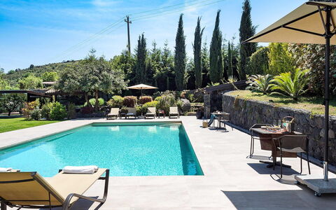 Villa Monte Serra: Piscine, Mobilier De Jardin, Recours, Ombre, Eco Hôtel, Meubles, Composite, Parapluie, Dalle, Loisir