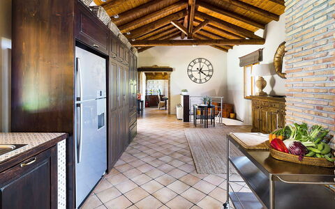 Villa Monte Serra: Meubles, Design Intérieur, Sol, Sol, Bois, Plafond, Cuisine, Table, Chaise, Domicile
