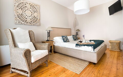 Villa Monte Serra: Meubles, Design Intérieur, Lit, Chambre, Sol, Sol, Pièce, Bois, Literie, Linge