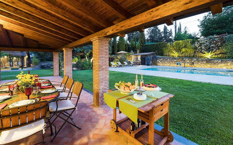 Villa Monte Serra: Meubles, Table, Piscine, Recours, Chaise, Design Intérieur, Table Cuisine Et Salle A Manger, Eco Hôtel, Mobilier De Jardin, Jardin