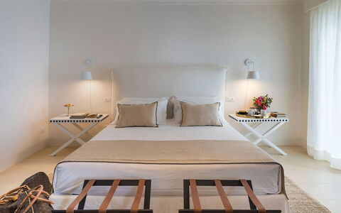 Villa Pozzillo: Meubles, Lit, Design Intérieur, Mur, Chambre, Bois, Sol, Sol, Textile, Literie