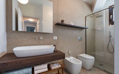 Villa Camporeale: Salle De Bains, Design Intérieur, Sol, Luminaire Plomberie, Sol, Mur, Lavabo, Évier, Miroir, Bois