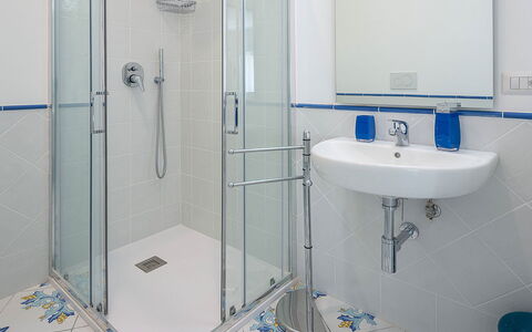Maison Maiori: Salle De Bains, Luminaire Plomberie, Sol, Sol, Évier, Design Intérieur, Robinet, Plomberie, Lavabo, Douche
