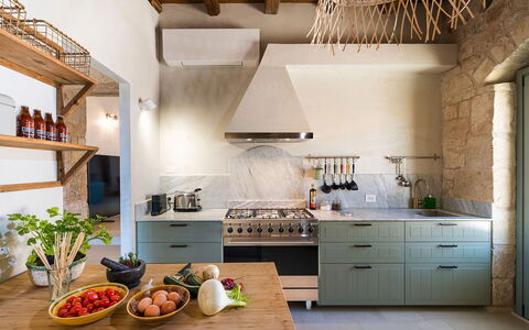 Villa del Sole: Cuisine, Design Intérieur, Meubles, Comptoir, Sol, Appareil De Cuisine, Bois, Cabinetry, Plafond, Principaux Appliance