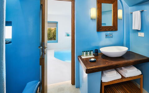 Villa Apanema: Bleu, Mur, Design Intérieur, Luminaire Plomberie, Plafond, Sol, Meubles, Sol, Éclairage, Salle De Bains