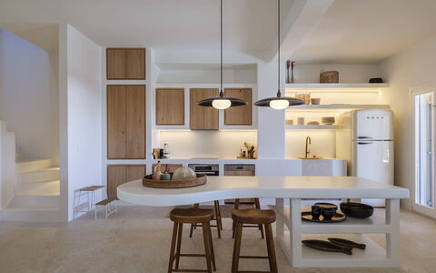 Villa Medea: Design Intérieur, Luminaire, Meubles, Plafond, Cuisine, Sol, Bois, Comptoir, Éclairage, Sol