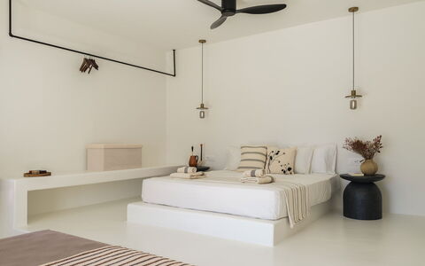 Villa Medea: Mur, Design Intérieur, Plafond, Meubles, Sol, Sol, Luminaire, Éclairage, Chambre, Lit